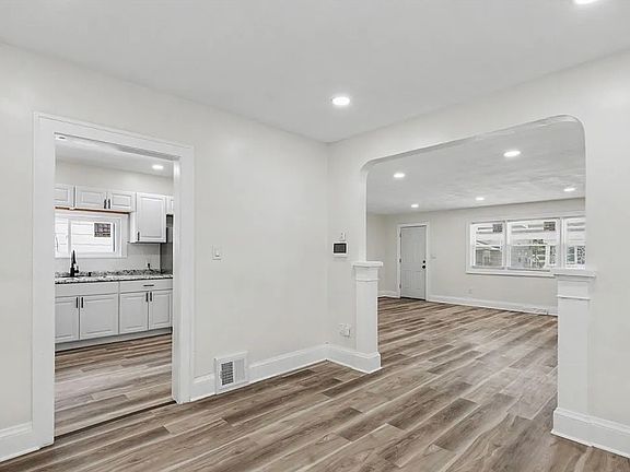 3rd image of 12407 Farringdon Ave
