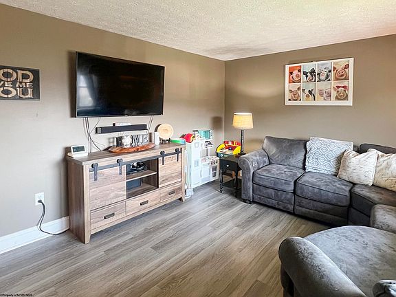 4th image of 310 King Dr