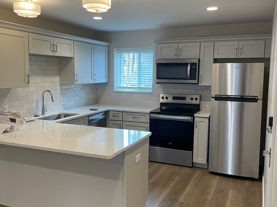1st image of 6305 N Rosebury Ave #1E