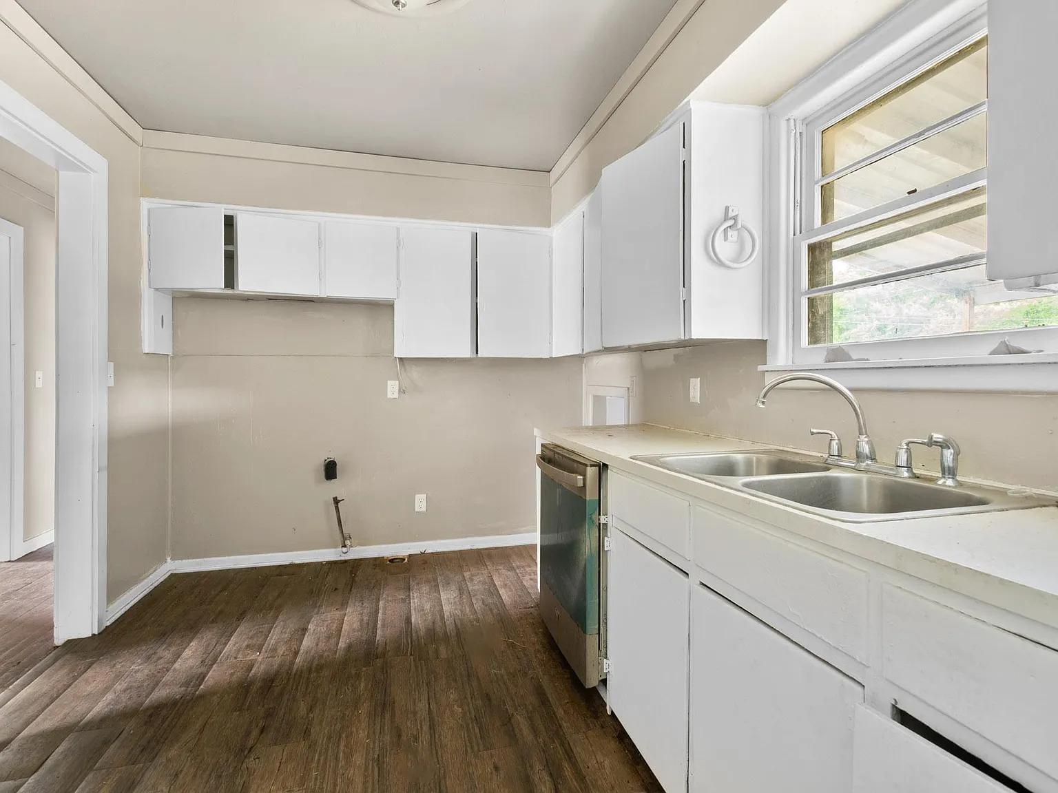 3 bed, 1.0 bath, 1008 sqft, $900 — Photo 4