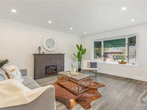 32 Roundhay Dr, Ottawa, ON K2G 1B5