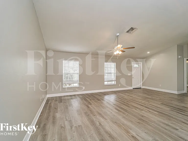 629 NE Juanita Ct — Photo 4