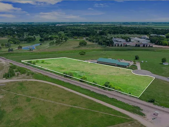 321 E Burlington Cir, Marshall, MN 56258