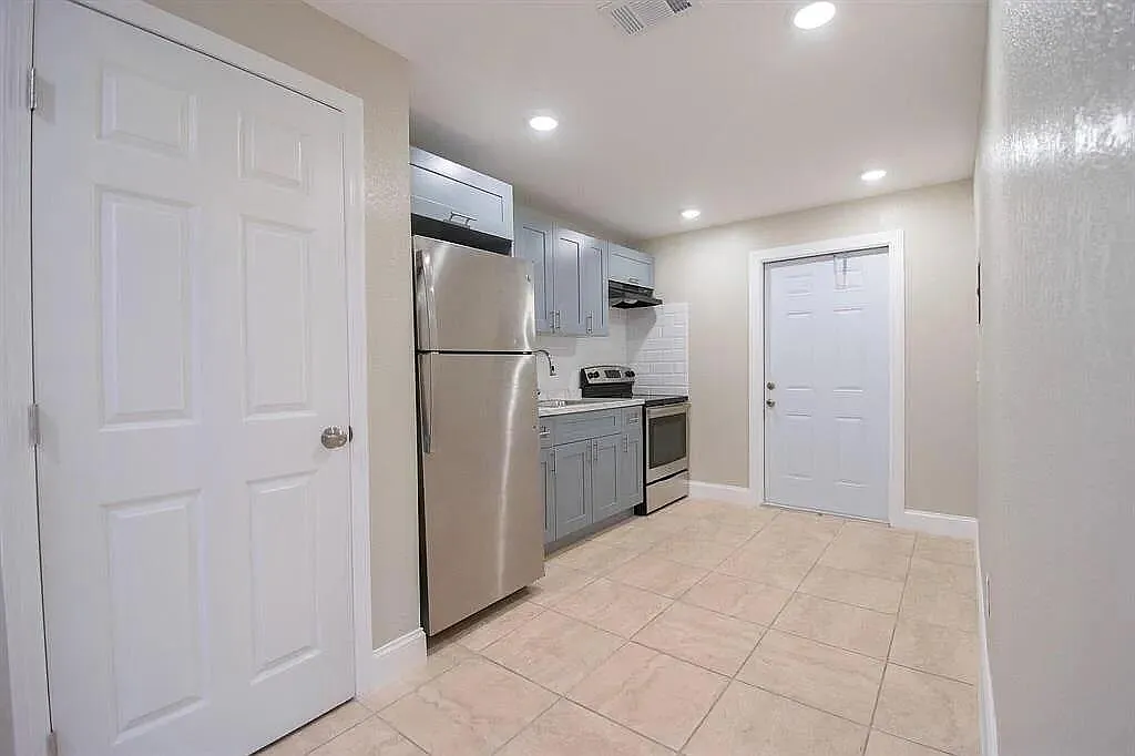 3 bed, 1.0 bath, 1550 sqft, $1,600 — Photo 2