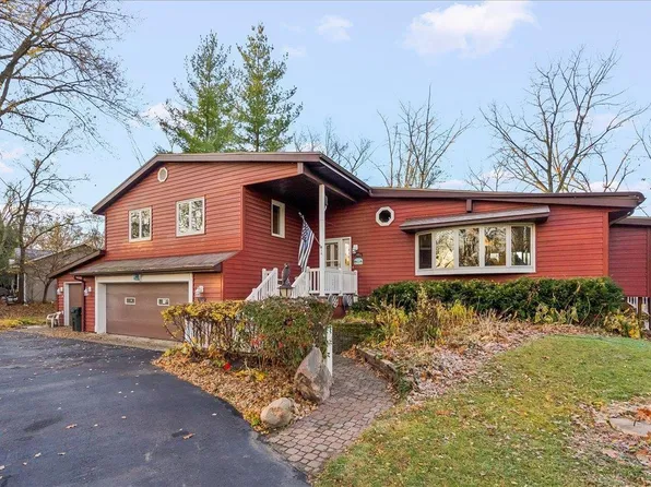 16 Silver Lake Dr, Waterloo, IA 50702
