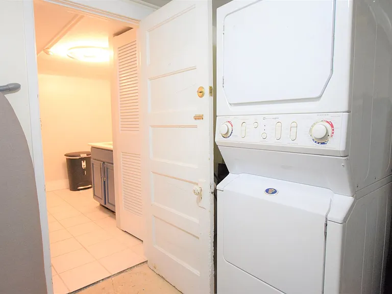 609 E State St — Photo 105