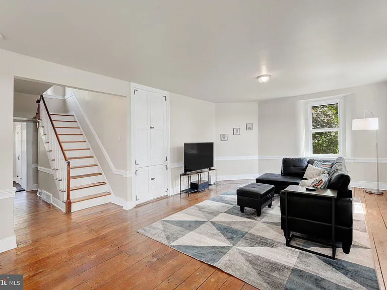 211 Gale Ln — Photo 17