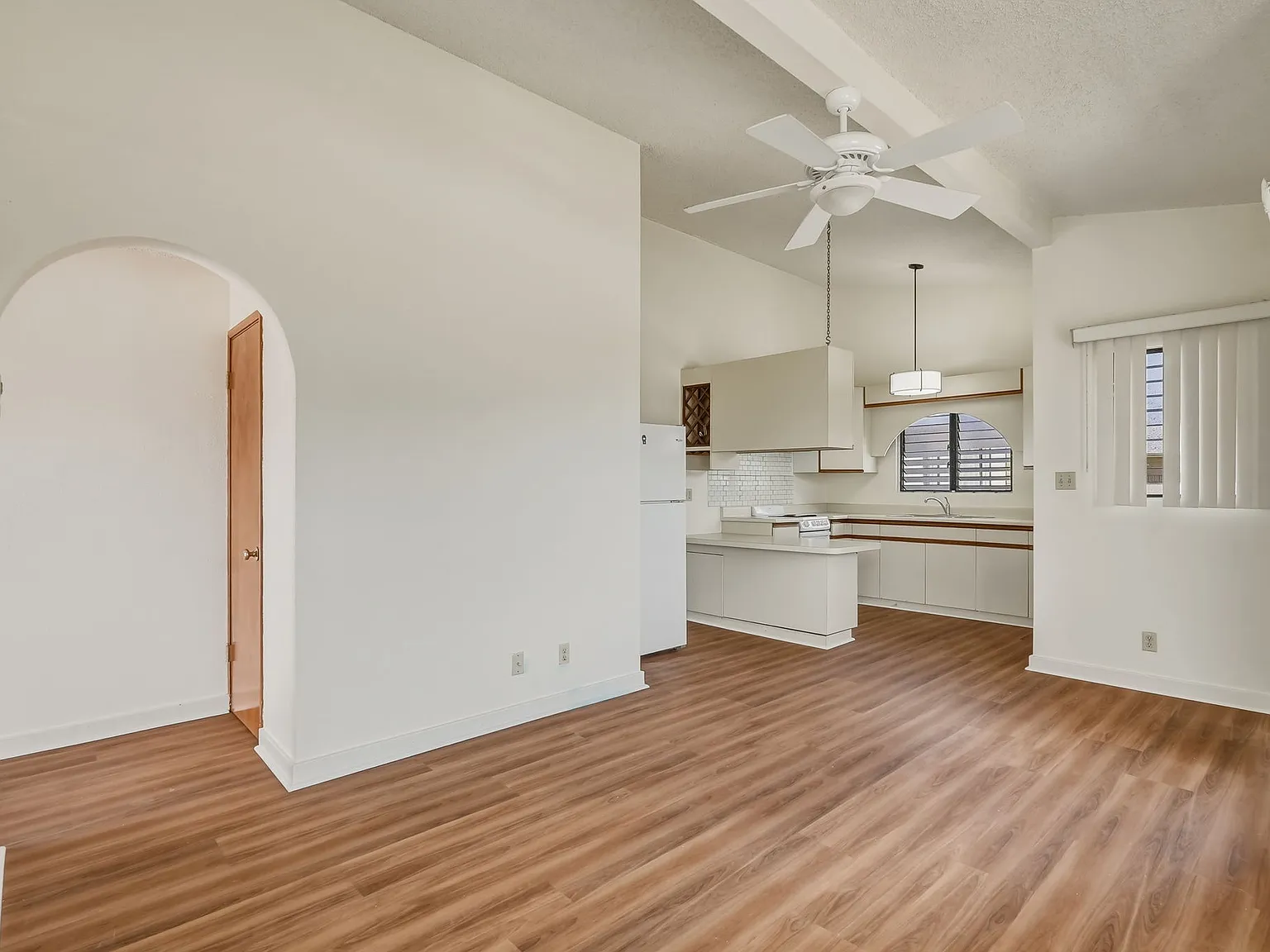 3 bed, 1.5 bath, 1018 sqft, $3,200 — Photo 2