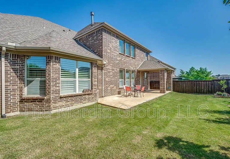 7340 Beranger Dr — Photo 25