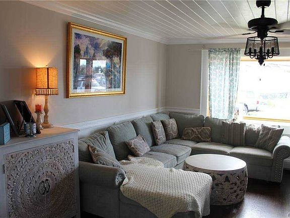 3rd image of 2720 Peconic Ave