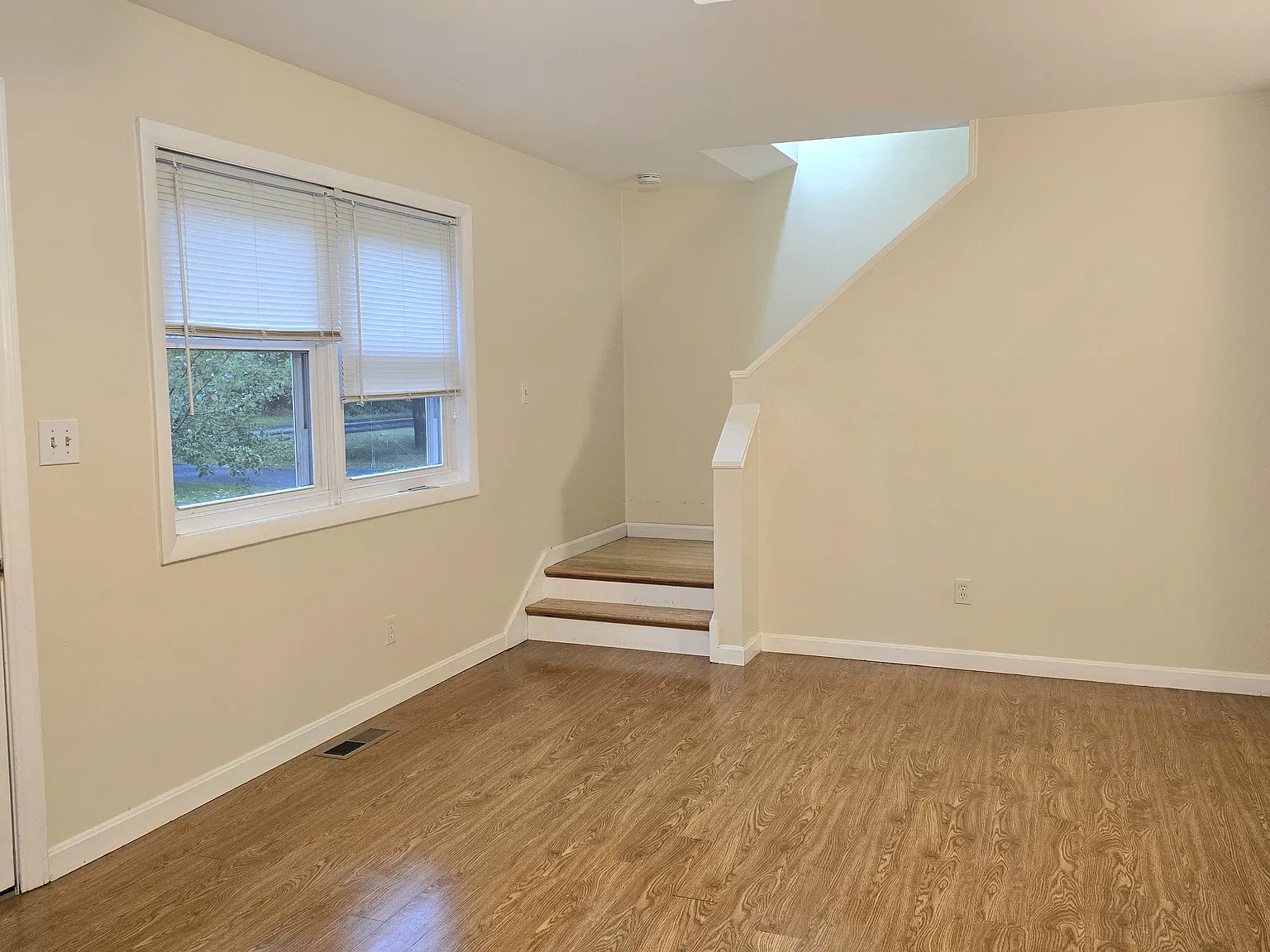 3 bed, 1.5 bath, 1512 sqft, $2,850 — Photo 3