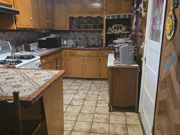 4th image of 8827 Sunland Rd