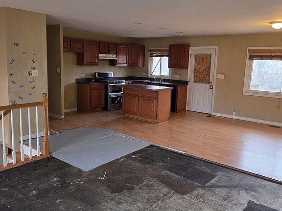 5th image of 300 Hickory Ave