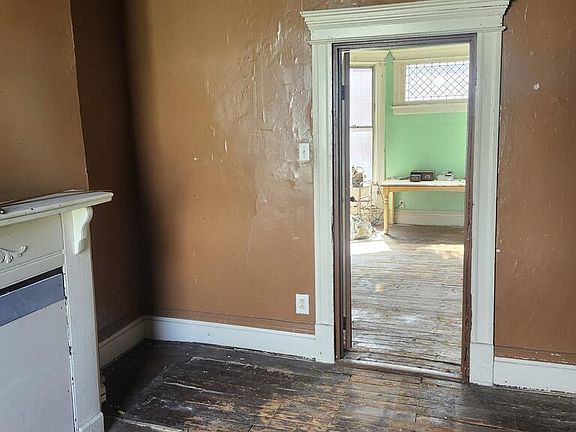 4th image of 434 S Broadway St