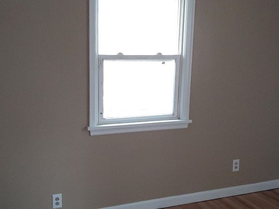 4th image of 765 W 11th St