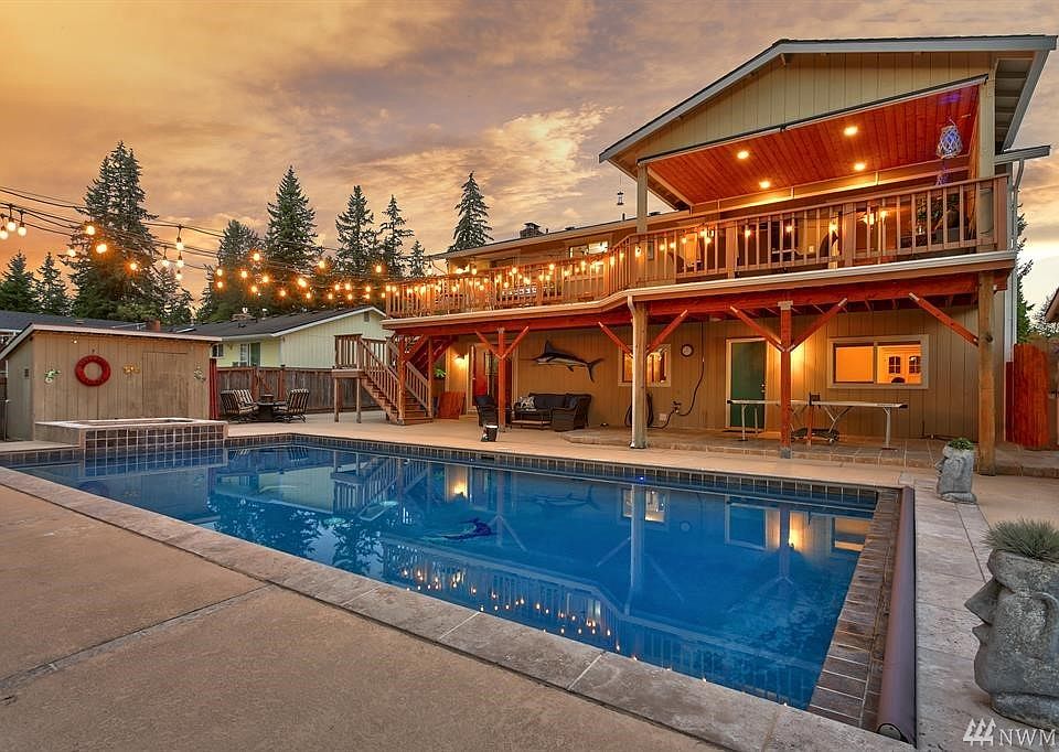 Entertainers Paradise! Truly the best place in Silver Lake to throw a party.  Pool has a NW pool cover installed for child safety and its automated!