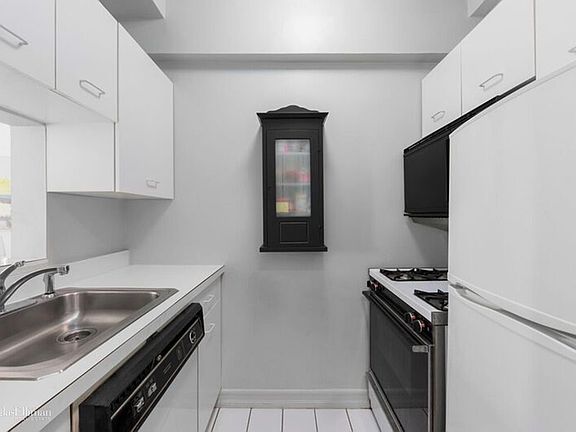 3rd image of 405 W 23rd St APT 9E