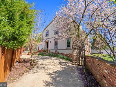 6315 Wilson Ln, Bethesda, MD, 20817