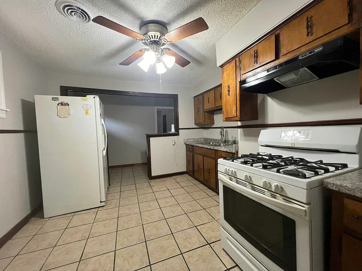 Main kitchen - 1450 Gold Ave