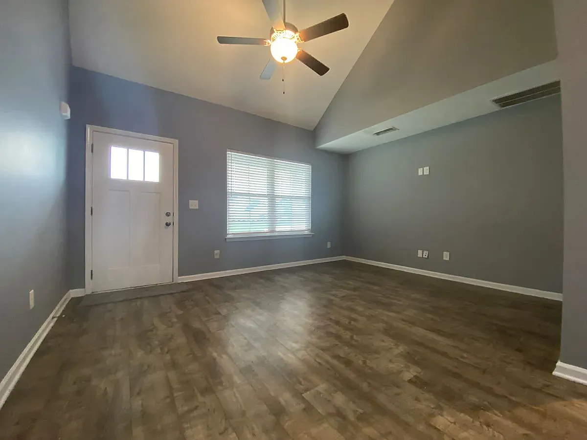 3 bed, 1615 sqft, $1,900 — Photo 2