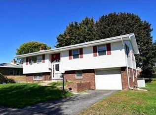 1220 Shelbourne Dr, Bethlehem, PA 18018