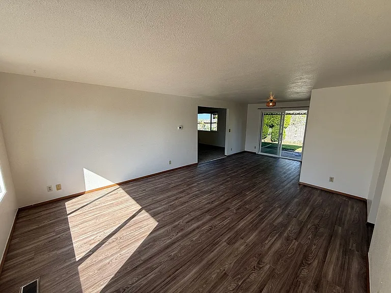 1488 Palace Dr NE — Photo 2
