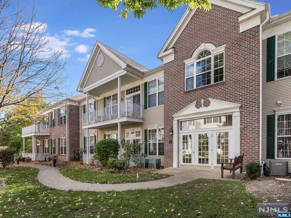 107 Four Seasons Dr, Wayne, NJ 07470