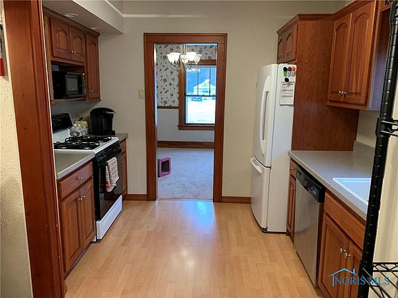 5th image of 128 Helen Dr