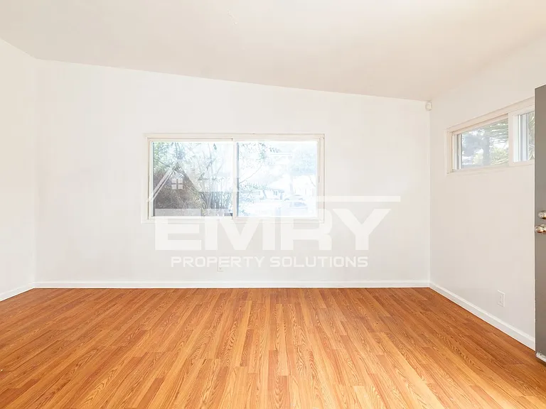 10530 Crenshaw Blvd — Photo 4