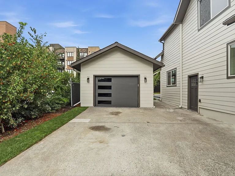 437 NE Fargo St — Photo 19