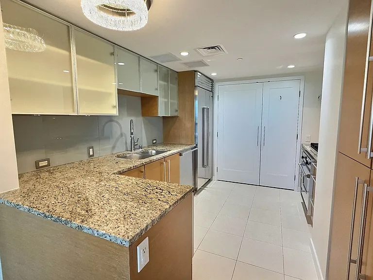 1177 Queen St #703 — Photo 24