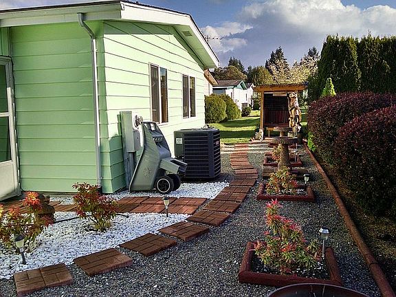 3rd image of 2208 Alonda Ln NE