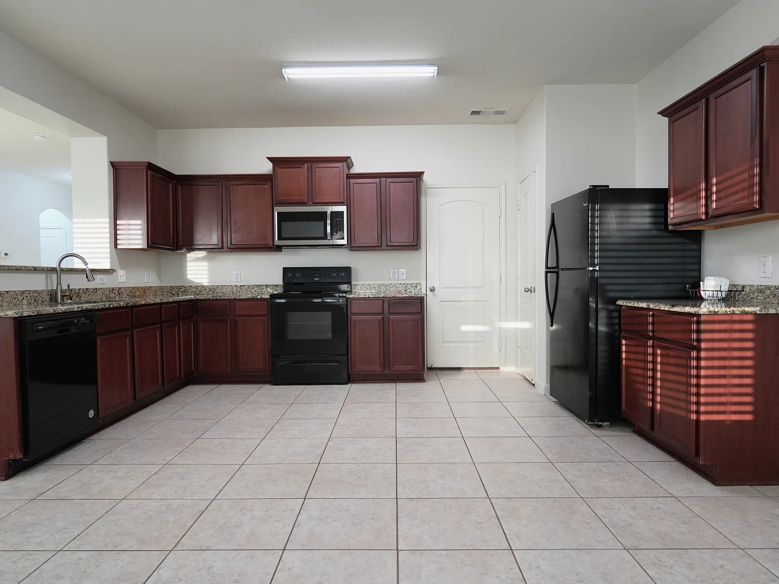 3 bed, 2.5 bath, 2050 sqft, $1,875 — Photo 4