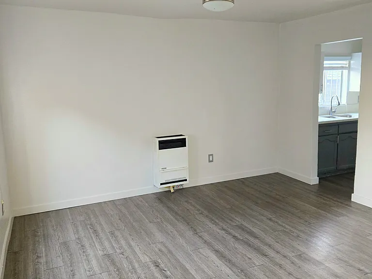 1377 Warren Ave — Photo 3