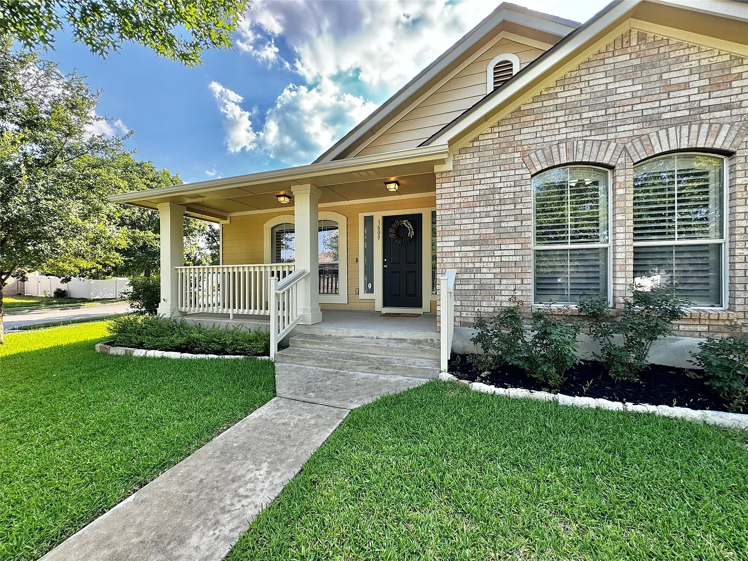 3 bed, 2.0 bath, 1785 sqft, $2,495 — Photo 2