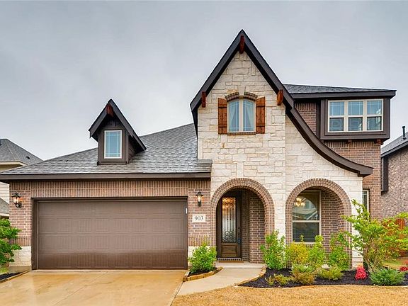 3rd image of 903 Greenhurst Cir