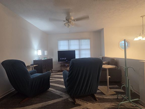 3rd image of 160 Sherwood Dr