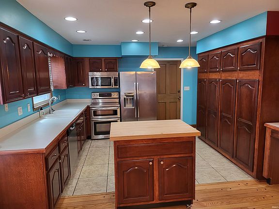 2nd image of 532 Oriole Dr