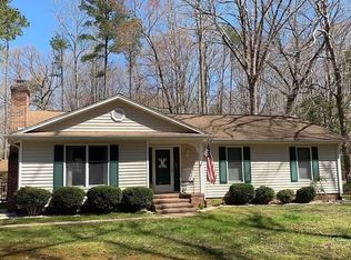 32 Woodys Ln, Weems, VA 22576