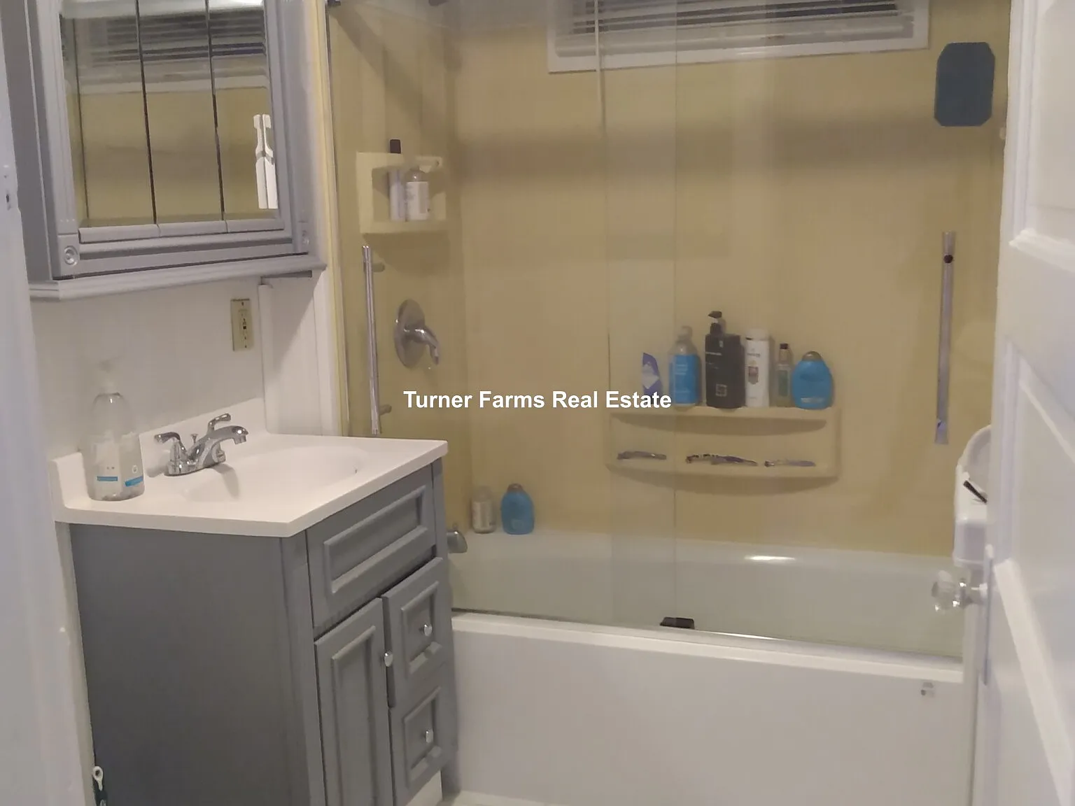 6 bed, 2.5 bath, 9999 sqft, $7,200 — Photo 3