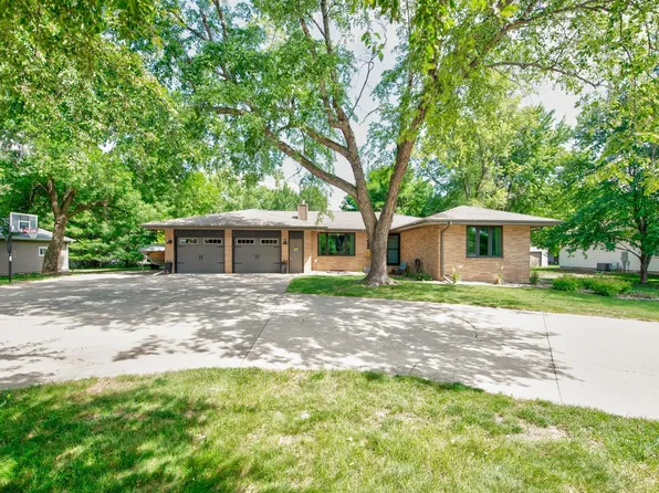 206 28th St, Spirit Lake, IA 51360
