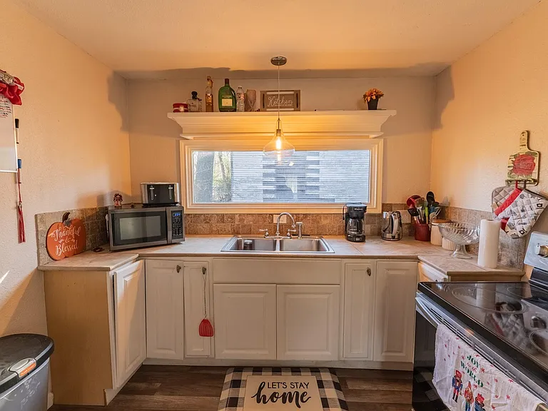 604 W A St — Photo 12