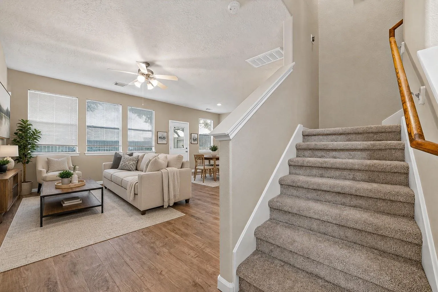 3 bed, 2.5 bath, 1607 sqft, $2,000 — Photo 2