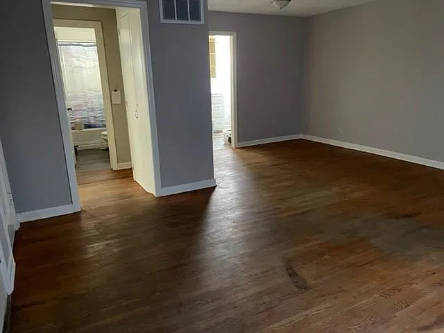 2702 W Maple St — Photo 2