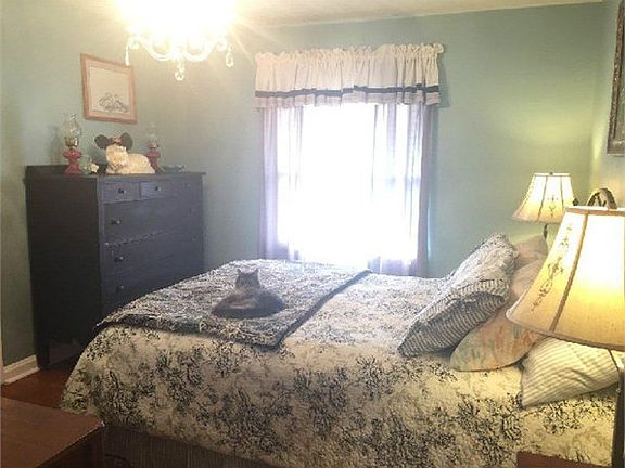 5th image of 221 Oak Dr