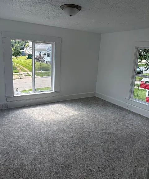 736 N Ottawa Ave — Photo 2