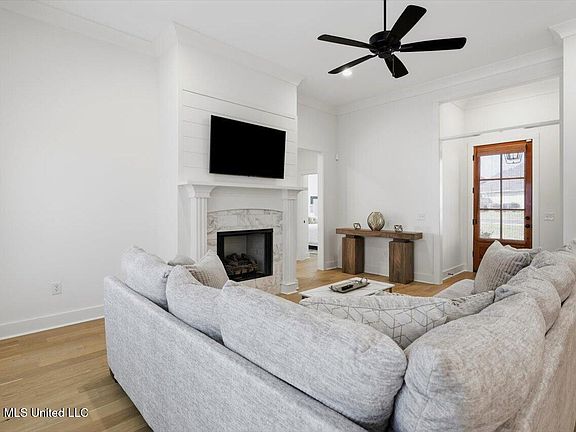 5th image of 212 Birch Ln
