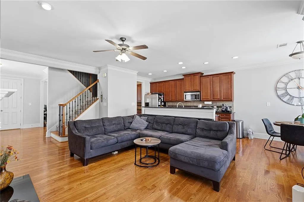 3 bed, 3.5 bath, 2400 sqft, $3,000 — Photo 2