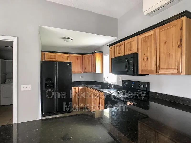 2 bed, 1.0 bath, $995 — Photo 2