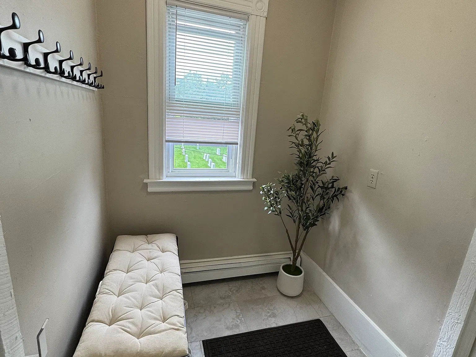 3 bed, 1.0 bath, 3798 sqft, $1,800 — Photo 3